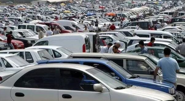 FIYAT ARTIŞINI ETKİLEYEN SEBEPLER
2023 yılında ikinci el araç fiyatlarında yaşanan yükselişin temel nedenleri arasında sıfır otomobil fiyatlarındaki artış ve ulaşım tercihlerindeki değişim gösteriliyor. Ayrıca, ticaret politikalarındaki düzenlemeler, enflasyon ve döviz kurlarındaki dalgalanmalar da fiyatları etkileyen faktörler arasında yer alıyor.
