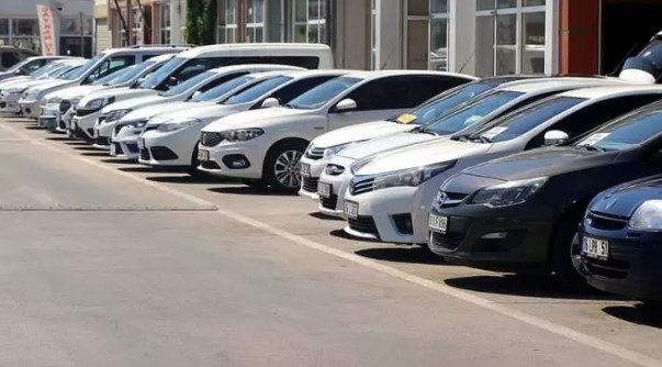 ARAÇ ALMAK İÇİN DOĞRU ZAMAN: ŞUBAT AYI AVANTAJLI!
VavaCars Perakende Grup Başkanı Serdıl Gözelekli, VavaAI Fiyat Endeksi’nin Ocak 2024 sonuçlarına göre, ikinci el araç fiyatlarının yüzde 3 arttığını belirtiyor. Gözelekli, özellikle şubat ayının, aracını değiştirmek veya yeni araç almak isteyenler için avantajlı bir dönem olduğunu vurguluyor.
