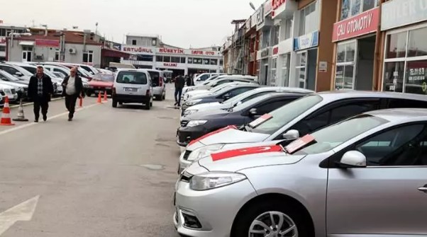 TALEP ARTIYOR, MODELLER BELLİ OLDU!
İstanbul Motorlu Araç Satıcıları Derneği Başkanı Hayrettin Ertemel, özellikle 2023'ün son aylarında yaşanan talep artışına dikkat çekiyor. Fiat Egea'nın yine en çok satılan model olduğu listede, Honda Civic, Renault Clio, Renault Megane ve Volkswagen Polo da öne çıkan modeller arasında bulunuyor.
