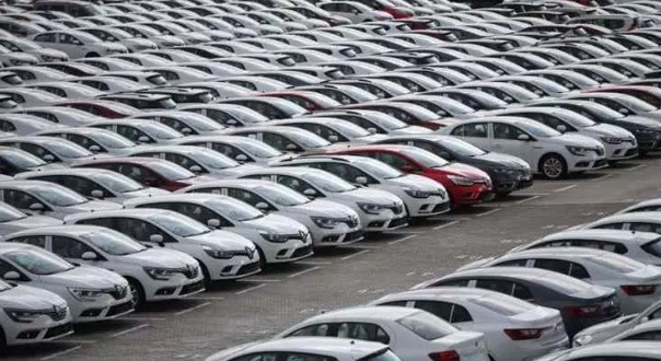 Türk otomotiv pazarında yaşanan bu gelişmeler, araç alımı düşünenler için dikkate alınması gereken önemli faktörleri beraberinde getiriyor. İkinci el araç piyasasının, sürdürülebilir bir dengeyle alıcılar ve satıcılar için fırsatlar sunmaya devam etmesi bekleniyor.