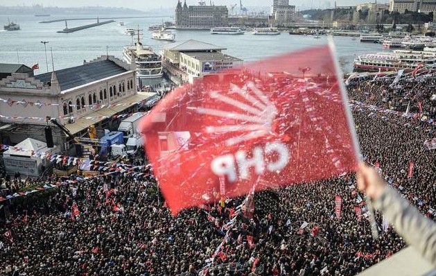 GEÇMİŞ OLSUN MESAJI
Açıklamada, sağlık sorunları nedeniyle adaylıktan çekilen Ali Gökmen ve Temel Akkoçlar'a geçmiş olsun dilekleri iletilirken, CHP'nin yeni adayları Prof. Dr. Ahmet Özer ve Yüksel Yalçın'a başarılar dileyerek, ilçelerin daha yaşanabilir bir geleceğe doğru ilerlemesi temennisi ifade edildi.
