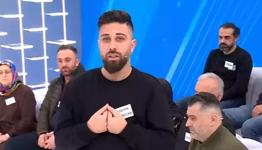 ERVANIN YALANLARI ORTAYA ÇIKTI
Hüseyin Bey'in Almanya'dan katıldığı programda, 24 yaşındaki eşi Erva ve 9 aylık kızı Sare'yi bulabilmek için yaşadığı dramatik hikayeyle gündeme gelmişti. Ancak bugünkü bölümde Erva'nın itirafları herkesi şaşkına çevirdi. Erva, canlı yayında ailesine ve sevgilisine anlattığı yalanları itiraf etti.

