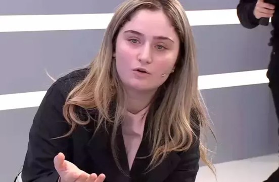 AİLE DRAMI TELEVİZYON EKRAANLARINA TAŞINDI
Erva'nın bu itirafı, Hüseyin ve Erva olayına dair gizemleri bir nebze olsun aydınlatırken, ailesine dönmek istemeyen Erva'nın tutumunu anlamak için beklenen DNA testi sonuçları merakla bekleniyor. Müge Anlı ile Tatlı Sert programı, Türkiye'nin kalbindeki bu dramatik olaya ışık tutmaya devam ediyor.
