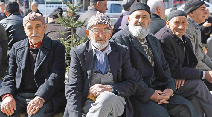 CUMHURBAŞKANI ERDOĞAN'DAN MÜJDELİ AÇIKLAMA: YÜZDE 50 ZAM
Cumhurbaşkanı Recep Tayyip Erdoğan, katıldığı bir programda bayram ikramiyelerinin yüzde 50 arttığını belirtti. Bu açıklama ile birlikte, 2 bin TL olan ikramiye miktarı 3 bin TL'ye çıkarılmış oldu.
