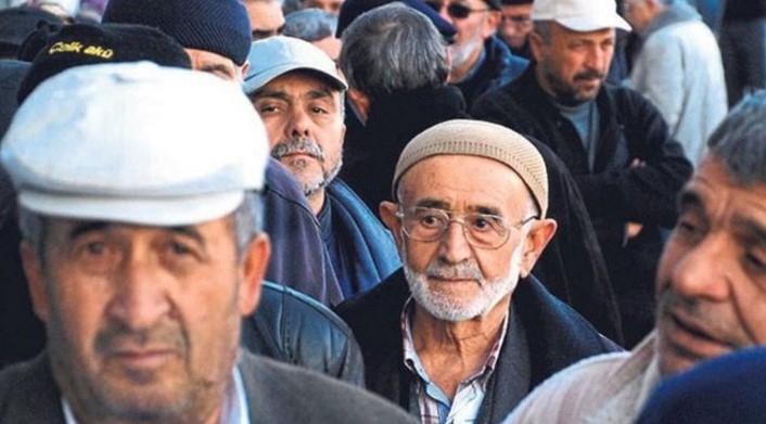 SGK UZMANI ALİ TEZEL'DEN ÇARPICI AÇIKLAMA: "EN AZ 7 BİN 500 TL OLMALIYDI"
SGK Uzmanı Ali Tezel, emekli ikramiyesine yapılan zammın yetersiz olduğunu belirterek, "Sosyal medyada 3 bin TL olarak açıklandı. Bu rakamın en az 7 bin 500 TL olması gerekirdi" dedi. Tezel, gelecek dönemde artabileceğini de vurgulayarak, emeklilere tepkilerini dile getirmeleri çağrısında bulundu.
