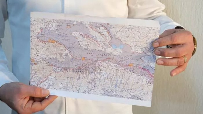 BÜYÜKORHAN, HARMANCIK VE KELES İLÇELERİ DIŞINDA HER YERDE FAY HATTI VAR
TMMOB Jeoloji Mühendisleri Odası Bursa Şube Başkanı Engin Er, bölgedeki fay hatlarının genel durumu hakkında açıklamalarda bulundu. Fay hattının geçtiği bölgelerdeki binaların deprem riskine karşı hassas olduğunu ifade eden Er, sadece Büyükorhan, Harmancık ve Keles ilçelerinde fay hattı olmadığını belirtti. Gerçekleştirilen bu yeni keşif sonrasında uzmanlar, Bursa genelinde fay hatlarına karşı daha duyarlı bir planlama yapılması gerektiğini savunuyor.
