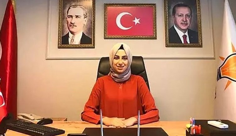 YENİ HEDEF: ÜSKÜDAR BELEDİYE MECLİSİ 1. SIRA
Bağımsız olarak meclis üyeliğini sürdüren Çelik, 2022 yılından itibaren CHP'nin Üsküdar listesinden 1. sıra adayı olma kararı aldı. Bu hamlesiyle Çelik, Üsküdar'ın siyasi sahnesinde önemli bir isim olarak öne çıkıyor.

Çelik'in istifasındaki gerekçelerine vurgu yaparak CHP'ye katılma kararı, siyasi arenada dikkat çeken bir dönemeç olarak değerlendiriliyor.
