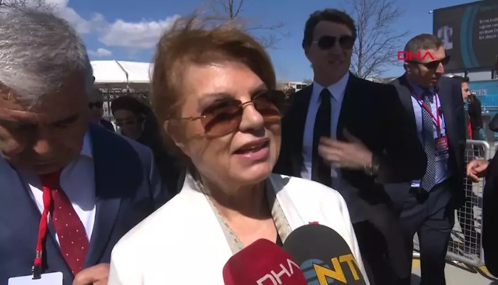 "İSTANBUL'A YENİ BİR HEYECAN GETİRİYOR"
Tansu Çiller, programın ardından gazetecilere yaptığı açıklamada, Murat Kurum'un İstanbul'a yeni bir heyecan getirdiğini belirtti. İstanbulluların bu enerjiyi aradığını ifade eden Çiller, Kurum'un önemli konulara değindiğini ve bu nedenle desteklediğini dile getirdi.
