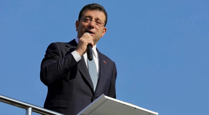 KADIN KREDİLERİ VE İSTANBUL BELEDİYECİLİĞİ
Tansu Çiller, Murat Kurum'un kadınlar için istihdam konusundaki önerilerini heyecan verici bulduğunu belirtti. Kendisinin ilk kadın kredilerini veren biri olarak bu konuda heyecanlandığını dile getiren Çiller, belediyecilik ve bankaların işbirliğinin İstanbul için önemli projelere imza atabileceğine inandığını ifade etti.

