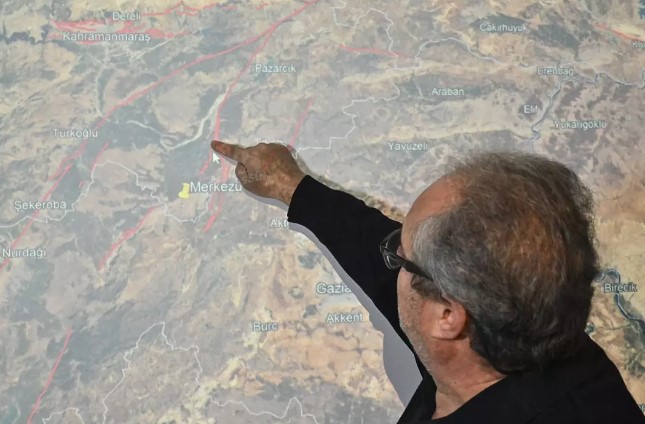 EKİBİN SAHADA YÜRÜTTÜĞÜ ÇALIŞMALAR DETAYLANDIRILDI
Prof. Dr. Erdin Bozkurt, makalede, sahada gerçekleştirdikleri 5 haftalık araştırmada, dronlar aracılığıyla haritalama ve gözlem yaptıklarını açıkladı. Fay hatları üzerindeki deformasyonu ve depreme neden olan fayların yer değiştirmelerini inceleyen ekip, elde ettikleri verileri analiz ederek bu olağanüstü durumu bilim dünyasıyla paylaştı.
