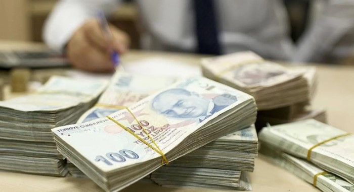 67 FARKLI TEKLİF VE BEKLENTİLER
Karakaş, emeklilerle ilgili 67 farklı partiden gelen teklif olduğunu belirtti. Bu teklifler arasında en düşük emekli maaşının asgari ücret kadar olması ve 17 bin TL olması gibi farklı beklentiler bulunuyor. Karakaş, bu konuda yapılan anketlere göre 3 bin TL'lik ikramiye beklentisinin bulunduğunu söyledi.
