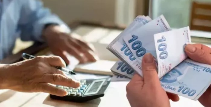 MAKAS SORUNU VE İFLAS RİSKİ
Karakaş, makas sorununa dikkat çekerek, daha uzun süre çalışanların haklarının korunması gerektiğini ifade etti. Bu konuda yapılan haksızlıkların sosyal güvenlik sistemi için iflas riskini doğurabileceğini belirtti.
