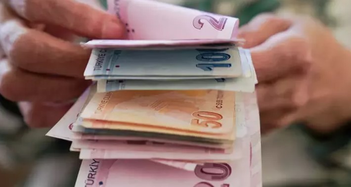 SEYYANEN ZAM BEKLENTİSİ
Emekliler arasında seyyanen zam beklentisi de bulunuyor. Karakaş, seyyanen zam konusunda, "Bu konuda da şaşırmayacağımızı söyleyebiliriz. Bir hafta çok uzun bir zaman, karamsar olmaya gerek yok." dedi. Ancak, daha uzun süre çalışan ve yüksek prim ödeyen emeklilerin haklarının korunması gerektiğini vurguladı.
