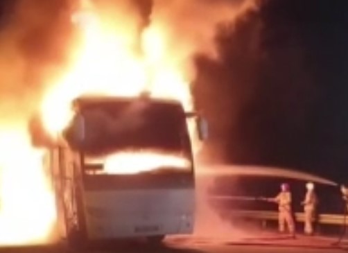 SÜRÜCÜNÜN KURTARMA ÇABASI
Bartın'dan yola çıkan ve Antalya'ya gitmekte olan otobüs, Dolaşıklar mevkisinde seyir halindeyken aniden alev aldı. Hızla yol kenarına çeken otobüs şoförü, 13 yolcusunu zamanında tahliye ederek olası bir faciayı önledi.
