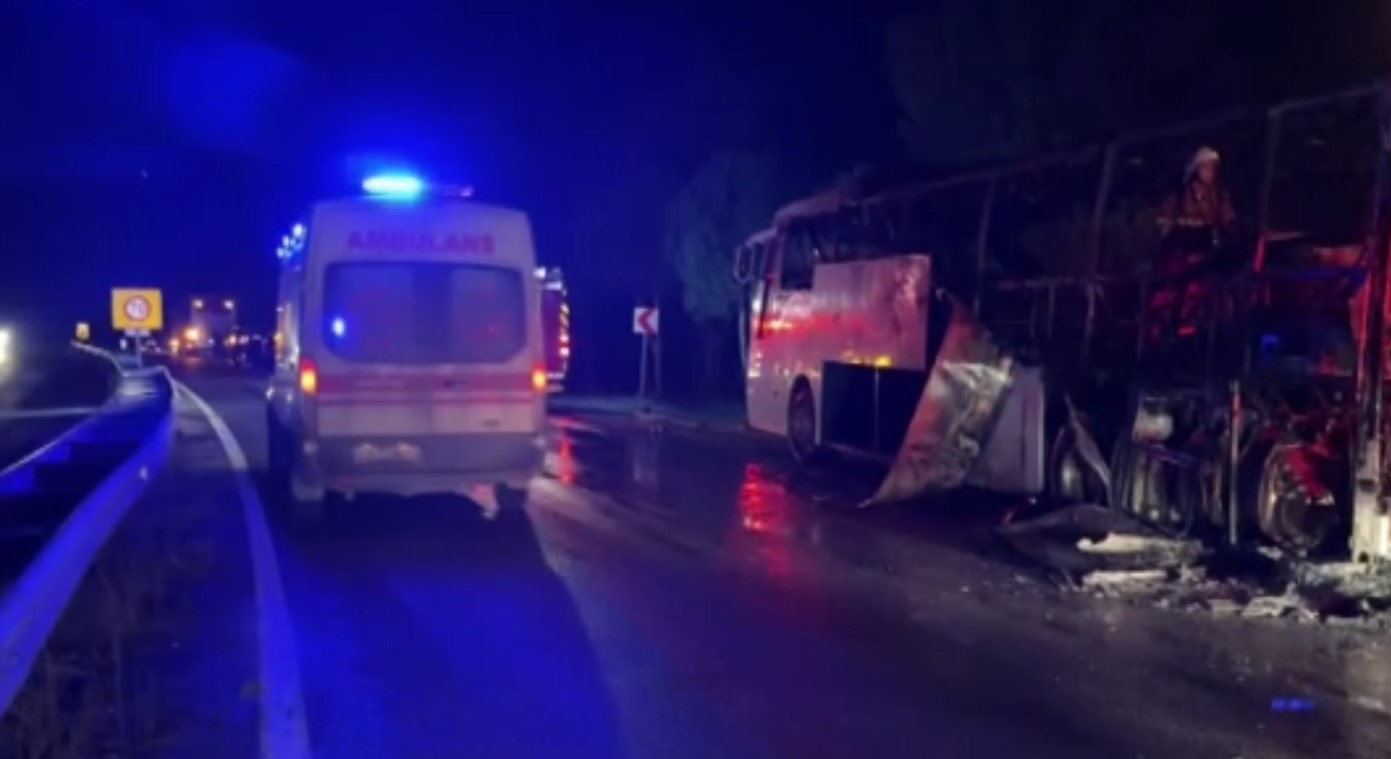 Bartın'dan Antalya'ya seyahat etmekte olan M.Y. yönetimindeki 06 DBV 148 plakalı yolcu otobüsü, Bartın-Ankara kara yolunun Dolaşıklar mevkisinde seyir halindeyken çıkan yangın sonucunda hasar gördü. Olay, sürücü tarafından fark edilerek hızlı bir müdahaleyle yol kenarına çekilen araçta bulunan 13 yolcu, sürücünün çabasıyla güvenli bir şekilde tahliye edildi.