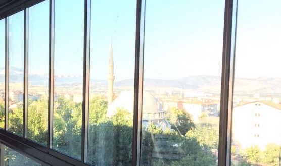 CAM BALKON YAPTIRMAK YASAK MI?
Binaların dış cephesinden pay alan balkonlar, diğer odalardan farklı olarak kabul edilir ve binanın ortak alanları arasında yer alır. Bu nedenle, balkonlarda yapılacak tadilat ve değişiklikler için apartmanda yaşayan kat maliklerinin beşte dördünün yazılı izni alınmalıdır. Bu izin alınmadan yapılan cam balkonlar kaçak yapı olarak kabul edilir.
