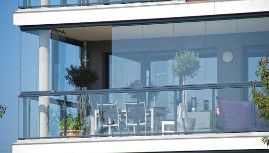 Yargıtay'ın bu kararı, cam balkon uygulamalarında özellikle izin almanın ve projeye uygun hareket etmenin önemini bir kez daha vurgulamaktadır. Bu çerçevede, ev sahiplerinin cam balkon yaptırmadan önce gerekli izinleri alarak ve mevcut yasal düzenlemelere uygun bir şekilde hareket etmeleri önemlidir. Aksi takdirde, yaşanabilecek hukuki sorunlar göz ardı edilmemelidir.
