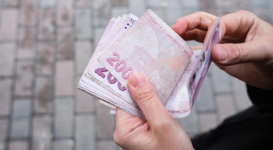 EMEKLİLERİN TALEPLERİ SOSYAL MEDYADA YANKI BULDU
Emekliler, yapılan düzenlemelerin hayat maliyetinin artışına yetişemediğini ve maaşlarının hala 15 bin TL'lik açlık sınırının altında kaldığını belirterek sosyal medyada tepki gösterdi. Bu tepkilerin ardından, emeklilerin ekonomik olarak daha iyi bir duruma gelmelerini sağlamak amacıyla yeni düzenlemelerin yapılması talepleri arttı.
