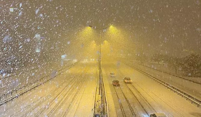 KAR YAĞIŞI GELİYOR
Yoğun kar yağışının etkisiyle birçok kent beyaza bürünecek. İstanbul, Ankara, İzmir gibi büyük şehirlerde de kar yağışı beklendiği açıklandı. Meteoroloji'den yapılan açıklamada kar yağışının günlerce sürebileceği ve hava sıcaklıklarının eksi derecelere kadar düşeceği bildirildi.

