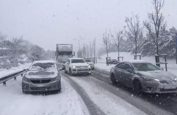 DOĞU ANADOLU 
Parçalı ve az bulutlu, doğusunun yer yer çok bulutlu geçeceği tahmin ediliyor. Sabah ve gece saatlerinde yer yer pus ve sis ile birlikte buzlanma ve don olayı bekleniyor. Bölgenin kuzey ve doğusunun kar örtüsüne sahip eğimli yamaçlarında çığ tehlikesi bulunmaktadır..
ERZURUM °C, 5°CParçalı ve az bulutlu.
KARS °C, 2°CParçalı ve çok bulutlu.
MALATYA °C, 14°CParçalı ve az bulutlu.
VAN °C, 7°CParçalı ve çok bulutlu
