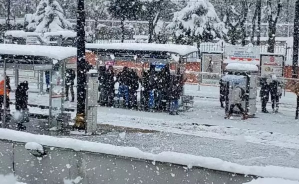 ORTA ve DOĞU KARADENİZ 
Parçalı ve az bulutlu geçeceği tahmin ediliyor. Bölgenin iç kesimlerde sabah ve gece saatlerinde yer yer pus ve sis ile buzlanma ve don olayı bekleniyor. Doğu Karadeniz'in kar örtüsüne sahip eğimli yamaçlarında çığ tehlikesi bulunmaktadır..
AMASYA °C, 18°CParçalı ve az bulutlu.
SAMSUN °C, 14°CParçalı ve az bulutlu.
TOKAT 3°C, 16°CParçalı ve az bulutlu.
TRABZON °C, 13°CParçalı bulutlu.
