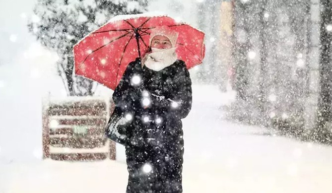 GÜNEYDOĞU ANADOLU 
Parçalı ve az bulutlu geçeceği tahmin ediliyor. Sabah ve gece saatlerinde pus ve yer yer sis bekleniyor..
DİYARBAKIR °C, 16°CParçalı ve az bulutlu.
GAZİANTEP °C, 16°CParçalı ve az bulutlu.
SİİRT °C, 14°CParçalı ve az bulutlu.
ŞANLIURFA °C, 18°CParçalı ve az bulutlu
