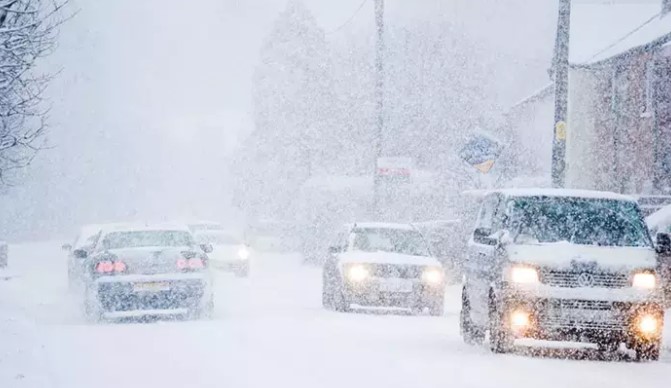 KAR YAĞIŞI HARİTADA YAYILIYOR!
Kar yağışı, şu anda birçok kentte başlamış durumda ve harita üzerinde yayılmaya devam ediyor. Meteoroloji Genel Müdürlüğü, bu süreçte güncel bilgileri aktarmaya devam ederken, vatandaşların da açıklamalara dikkatle yaklaşması ve tedbirli olması önem taşımaktadır.
