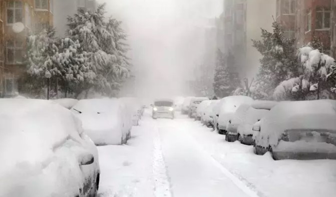 MARMARA 
Parçalı ve az bulutlu, batı kesimlerinin yer yer çok bulutlu geçeceği tahmin ediliyor. Sabah ve gece saatlerinde yer yer pus ve sis bekleniyor..
EDİRNE °C, 18°CParçalı ve çok bulutlu.
İSTANBUL °C, 18°CParçalı ve az bulutlu.
KIRKLARELİ °C, 17°CParçalı ve çok bulutlu.
KOCAELİ °C, 21°CParçalı ve az bulutlu.
