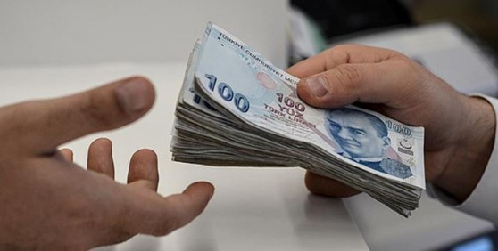 SEYYANEN ARTIŞ BEKLENTİSİ
Özellikle seçim öncesi dönemde en düşük memur maaşına yapılan seyyanen zammın emekli aylıklarına da uygulanacağı taahhüt edilmiş, ancak Temmuz ayındaki yüzde 25'lik emekli zammının kök maaşlara yansıtılarak geniş kapsamlı bir artışı gerçekleştiremediği ortaya çıkmıştı.
