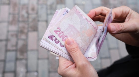 Erdursun, en düşük emekli maaşının 10 bin liradan 14 bin liraya yükseltilmesi durumunda, iktidarın olumlu bir geri dönüş alması ve seçimlerde olumlu bir etki görmesi beklentisini dile getirdi. Ancak, resmi açıklamanın ardından emeklilerin bu artışa nasıl tepki vereceği merak konusu oldu.