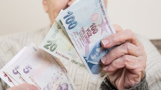 SGK UZMANINDAN SEYYANEN ZAM TAHMİNİ
SGK Uzmanı Erdursun, konuşulan rakamların gerçeği yansıtmadığını belirterek, seyyanen zam miktarı hakkında ilk kez net bir açıklama yaptı. Erdursun'a göre, Mart ayının ilk günlerinde Cumhurbaşkanı Erdoğan'ın tüm emeklilere yönelik bir seyyanen zam açıklaması yapması bekleniyor. Ancak, tahminlere göre bu artış, iddia edildiği gibi 12 bin TL veya 10 bin TL olmayacak. Erdursun'un tahminine göre, artış 4 bin TL'ye kadar olabilir.
