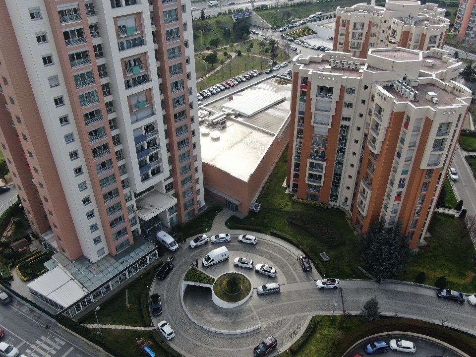 POLİS VE SAĞLIK EKİPLERİNİN MÜDAHALESİ
İhbar üzerine olay yerine gelen polis ekipleri, site içerisinde güvenlik önlemleri alırken, sağlık ekipleri de kurşunlardan hedef alınan 3 kadının yaşamını yitirdiğini belirledi. Olayın meydana geldiği site ve polis ekiplerinin çalışmaları havadan görüntülendi.
