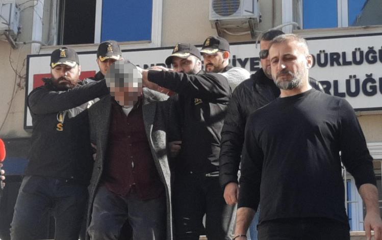 ŞÜPHELİNİN YAKALANMASI VE İFADESİ
İstanbul Asayiş Şube Müdürlüğü Cinayet Büro Amirliği ekipleri, Suat Güney'i aynı gün içinde Kartal’da bulunan bir spor salonunda yakaladı. Gözaltına alınan zanlının üzerinde 3 adet tabanca, 6 adet şarjör, yüklü miktarda döviz ve pasaport ele geçirildi. İfade veren zanlı, eşi ve kızlarını öldürme gerekçesini, "Eşim bana küfretti. Kendimi kaybettim. Kızlarım sözümü dinlemiyordu" şeklinde açıkladı.
