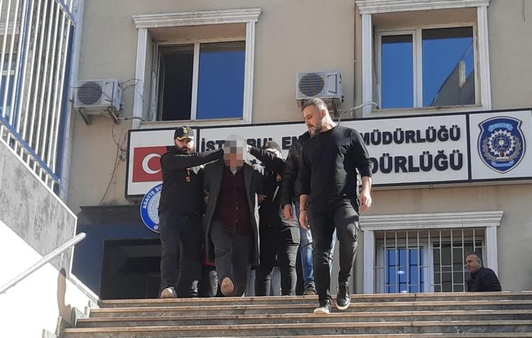 SUAT G.'NİN İLGİNÇ İFADESİ: "BEN ÖLDÜRMEDİM, UZAYLILAR ÖLDÜRDÜ"
Emniyetteki işlemleri tamamlanan Suat G. ile birlikte gözaltına alınan F.D. adliyeye sevk edildi. Suat G.'nin emniyetteki çıkışında kendisine yöneltilen "Neden öldürdünüz?" sorusuna, "Ben öldürmedim. Ben kimseyi öldürmedim. Uzaylılar öldürdü" şeklinde ilginç bir cevap verdi.

Kaynak: İHA