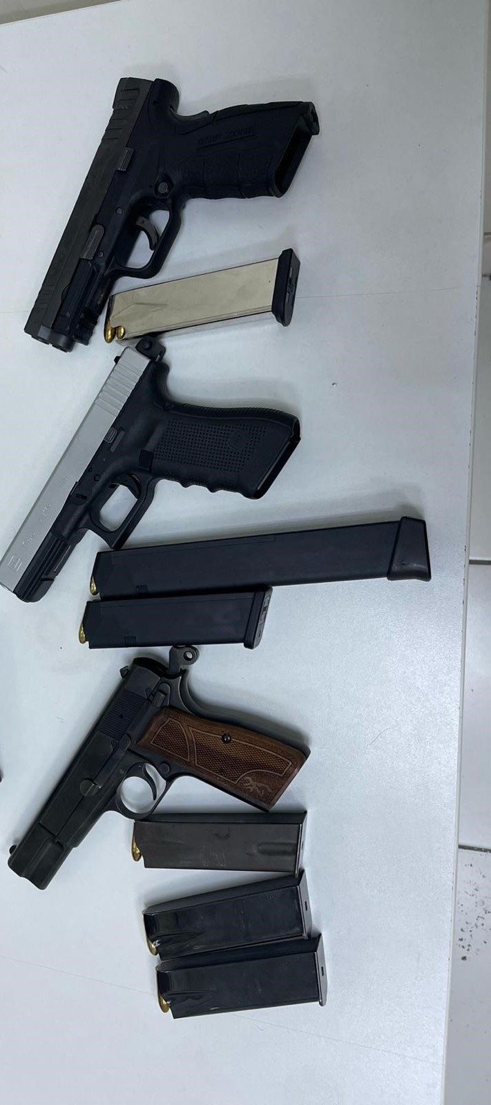 İKİNCİ ŞÜPHELİ: "BENİ TELEFONLA ÇAĞIRDI"
Cinayet Büro Amirliği ekiplerinin çalışmaları sonucunda, Suat Güney'in olaydan sonra başka bir araca binerek kaçtığı tespit edildi. Araç sahibi F.D. isimli spor salonu sahibi, zanlının kendisini arayarak yanına çağırdığını ve olaydan haberi olmadan birlikte spor salonuna gittiklerini iddia etti.
