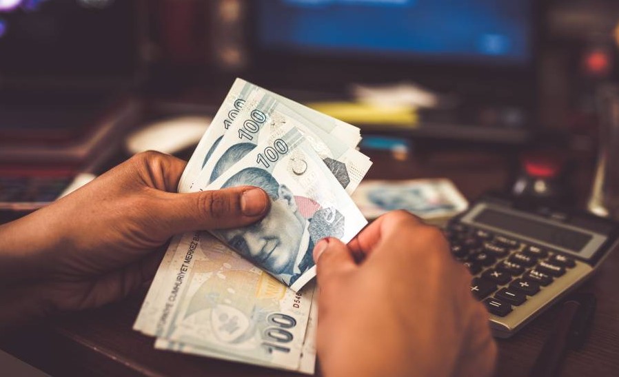 İLGİLİ MEVZUATI İNCELEYİN, SGK İLE İLETİŞİME GEÇİN
SGK'dan üç ayrı maaş alma hakkına sahip olan kişilerin kimler olduğu ve bu hakkı nasıl kullanabilecekleri konusunda detaylı bilgi almak için emeklilerin SGK ile iletişime geçmeleri ve mevzuatı incelemeleri gerekiyor. Bu süreç, emeklilerin hak ettikleri maaşları alabilmeleri adına kritik bir rol oynuyor.
