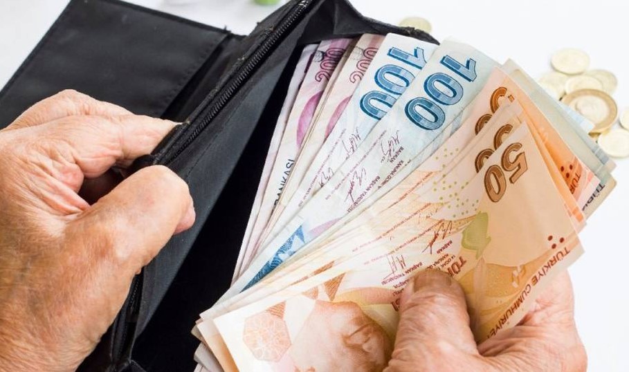 ÇİFT MAAŞ ALMA HAKKI VE UYGULAMA DETAYLARI
Çift maaş alma hakkı, maaşların farklı kurumlardan gelmesine bağlı olarak uygulanır. Örneğin, eş SSK'lı ise ve baba Bağ-Kur'lu ise, kadınlar her iki maaşı da aynı anda alabilirler. Bu durum, ölüm ve yetim maaşı olarak bilinen bu maaşları alanlara da geniş bir kapsam sunuyor.
