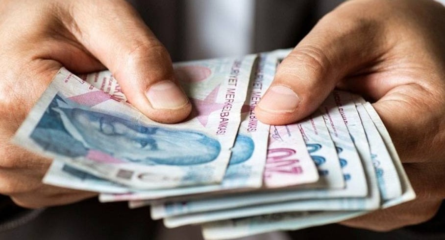 EŞİ VE ÇOCUKLARI İLE ÜÇ AYRI MAAŞ ALMA HAKKI
Sosyal Güvenlik Mevzuatı'na göre, belirli vatandaşlar aynı anda üç emekli maaşı alma hakkına sahip olabilirler. Özellikle, vefat eden sigortalının geride kalan çocukları ve eşi bu düzenleme kapsamına alındı. Eşini veya babasını kaybeden kadınlara maaş bağlanması genellikle Sosyal Güvenlik Kurumu tarafından sağlanan bir hak olarak bilinir.
