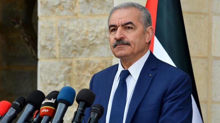 ISTIYYE: YENİ DÜZENLEMELERE İHTİYAÇ VAR
Başbakan Iştiyye, Ramallah kentinde düzenlenen hükümetin haftalık toplantısında yaptığı konuşmada, Gazze Şeridi'ndeki gelişmelerin ardından hükümetin yeni düzenlemelere ihtiyaç duyduğunu belirtti. Ayrıca, Filistin yönetimini idari bir araca dönüştürme çabalarına vurgu yaparak, İsrail'in uygulamalarına karşı mücadelelerinin devam edeceğini vurguladı.
