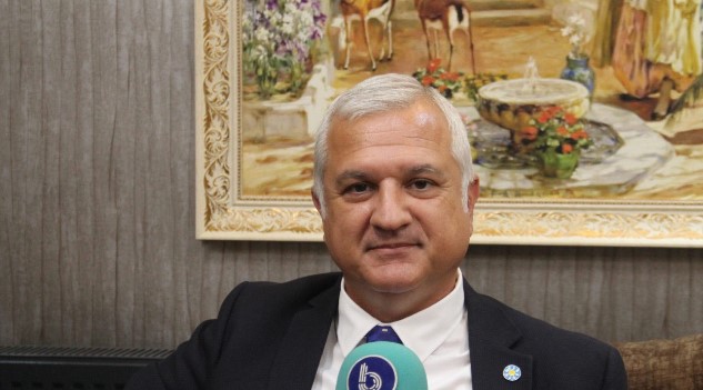 "İYİ PARTİ GÜNDEN GÜNE ERİYOR"
Partinin günden güne eridiğini belirten Karakeçili, bu erimenin sadece rakamsal değil, aynı zamanda siyasi koordinatların erozyonu olduğunu savundu. Seçmen kitlesinin ise seçeneksiz ve umutsuz kaldığını dile getirdi.
