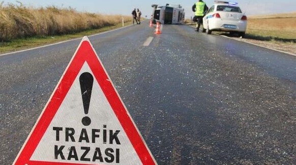 YARALILAR HASTANEYE KALDIRILDI, BİR KİŞİ HAYATINI KAYBETTİ
Kazada, otomobil sürücüsü Abdullah Demir ile yolcu konumundaki H.D. (31), M.E. (61) ve E.D. (23) yaralandı. İtfaiye ekiplerinin müdahalesi sonucunda sıkışan sürücü ve H.D. kurtarılarak hastaneye sevk edildi. Ne yazık ki, Abdullah Demir yaşamını yitirdi. H.D'nin hayati tehlikesinin bulunduğu öğrenildi.
