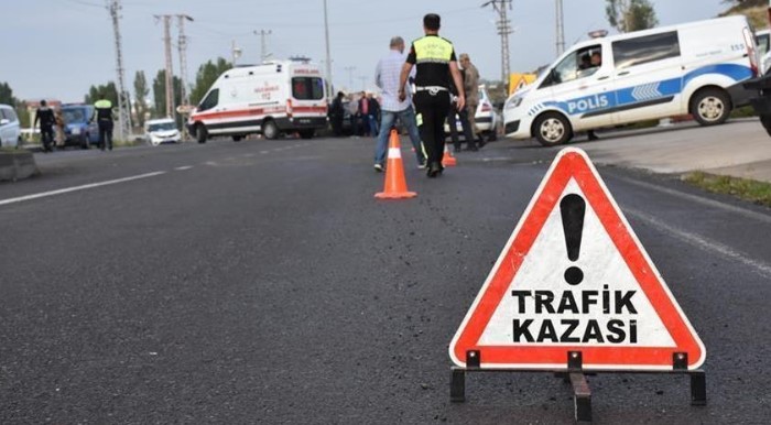 KAZA ANI: OTOMOBİL VE OTOBÜS 200 METRE SÜRÜKLENDİ
Kaza, H.A. (55) yönetimindeki Kamil Koç otobüsü ile Abdullah Demir'in kullandığı otomobilin çarpışmasıyla meydana geldi. Kazanın etkisiyle otomobil ve otobüs, Halilbeyli Kavşağı'nda yaklaşık 200 metre sürüklendi. İhbar üzerine olay yerine İzmir ve Manisa'dan ambulans, itfaiye, polis ve jandarma ekipleri sevk edildi.
