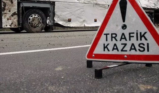 JANDARMA OTOBÜS SÜRÜCÜSÜNÜ GÖZALTINA ALDI
Kaza sonrasında jandarma ekipleri, otobüs sürücüsü H.A'yı gözaltına aldı. Adli süreç devam ederken, kaza nedeniyle bölgeye gönderilen başka bir otobüsle yolcular seferlerine devam etti.
