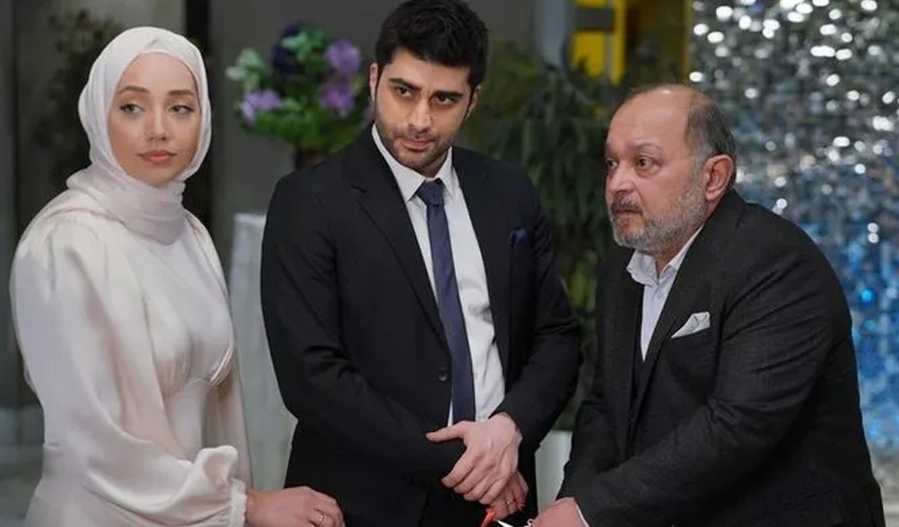 DRAM VE DUYGUSALLIK: KIZILCIK ŞERBETİ'NİN FİNALİNE YAKLAŞIRKEN NELER BEKLENİYOR?
Kızılcık Şerbeti'nin sezon finali öncesi yaşanacaklar izleyicileri şimdiden heyecanlandırıyor. Doğa'nın (Sıla Türkoğlu) hamilelik sürprizi ve yaşanacak dramatik gelişmelerle dolu olan bu bölüm, sevilen karakterlerin geleceği konusunda merak uyandırıyor.
