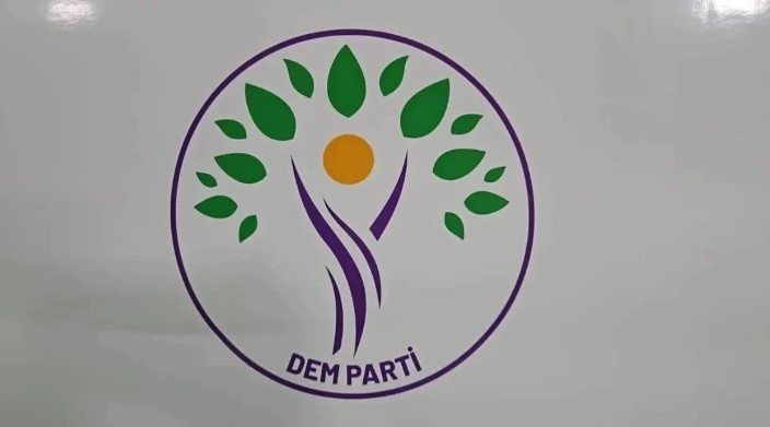 BELEDİYEDE DEM PARTİ ÜYELERİNE KADRO İDDİALARINA YANIT
Nuri Tan, alınan bu kararın ardından belediyede DEM Parti üyelerine kadro verileceği iddialarını yalanladı. Parti, İzmit Belediye Başkanlığı için destek kararı alarak, seçim stratejisini muhalefetle iş birliği yapma yönünde güncelledi.

