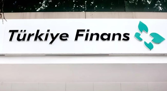 TÜRKİYE FİNANS
Emekli maaşını Türkiye Finans'a taşıyanlar, koşulsuz 5.000 TL'ye varan banka promosyonu ve ek avantajlardan yararlanabilecekler.
"15.000 TL’ye varan emekli promosyon ve ödül fırsatından yararlanmak için öncelikle emekli maaşınızı Türkiye Finans’a taşımanız ve maaşınızı 36 ay boyunca bankamızdan alma taahhüdü vermeniz gerekir. Bu işlem size koşulsuz olarak 5.000 TL’ye varan banka promosyonu kazandırır.
İki adet Otomatik Ödeme Talimatı vererek 6.500 TL’ye kadar, Yedek Hesap başvurusu yaparak 1.000 TL’ye kadar ek promosyon kazanabilirsiniz.
Promosyonlara ek olarak bankamıza getirdiğiniz her bir emekli yakınınız için 250 TL, toplam 2.500 TL nakit ödülden yararlanabilirsiniz"
