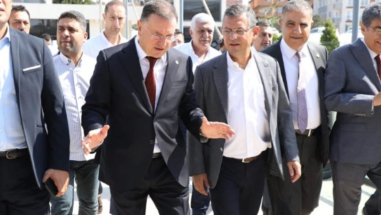 Yarının işaret edildiği bu açıklamalar, CHP içerisinde ve Hatay'da merakla beklenen gelişmelerin habercisi olarak değerlendiriliyor. Savaş'ın, yarın yapılacak mitingle birlikte ortaya koyacağı açıklamaların, yerel seçim dinamiklerine etki edebileceği belirtiliyor. Yapılacak mitingin ardından, Hatay halkının ve CHP kitlelerinin nelerle karşılaşacağı büyük bir merak konusu haline geldi.