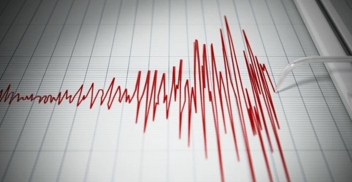 İSTANBUL VE ÇEVRE İLLERDE HİSSETTİREN SARSINTI
Gemlik'teki deprem, sadece bölge sakinlerini değil, aynı zamanda İstanbul ve çevre illerde yaşayanları da etkiledi. Depremin hissedildiği bölgeler arasında İstanbul öne çıkarken, çevre illerde de sarsıntının etkileri hissedildi. Deprem, panik ve endişeye neden olurken, yetkililer olayın ardından gerekli önlemleri almaya başladı.
