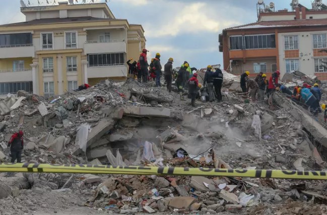 BU DEPREM, DAHA BÜYÜK TEHLİKELERİN HABERCİSİ
Bursa - Gemlik merkezli son depremin ardından Japon deprem uzmanı Yoshinori Moriwaki, depremin şiddetinin önemsiz olmasına rağmen bu tarz artçı depremlerin sık sık yaşanacağını belirterek, "Bunlar korkulacak şiddette değil ama diğerlerinin habercisi" dedi.
