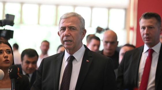MANSUR YAVAŞ'A DESTEK KARARININ YANKILARI: HAKAN TOKAÇ'IN İSTİFASI
Gelecek Partisi, 31 Mart'ta yapılacak yerel seçimlerde Ankara Büyükşehir Belediyesi için kendi adayını çıkarmayarak CHP'nin adayı Mansur Yavaş'ı destekleyeceğini açıklamıştı. Ancak bu kararın ardından Ankara İl Başkanı Hakan Tokaç'ın istifası, partide beklenmedik bir depreme neden oldu.
